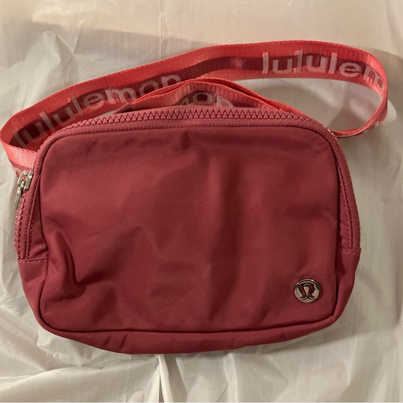 Lululemon Everywhere Belt Bag 1L Wordmark EUC - Picture 2 of 5